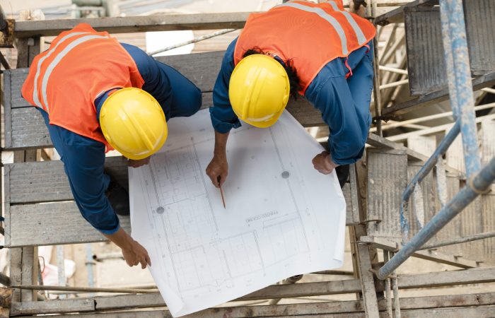 Zwei Männer die einen Bau begutachten